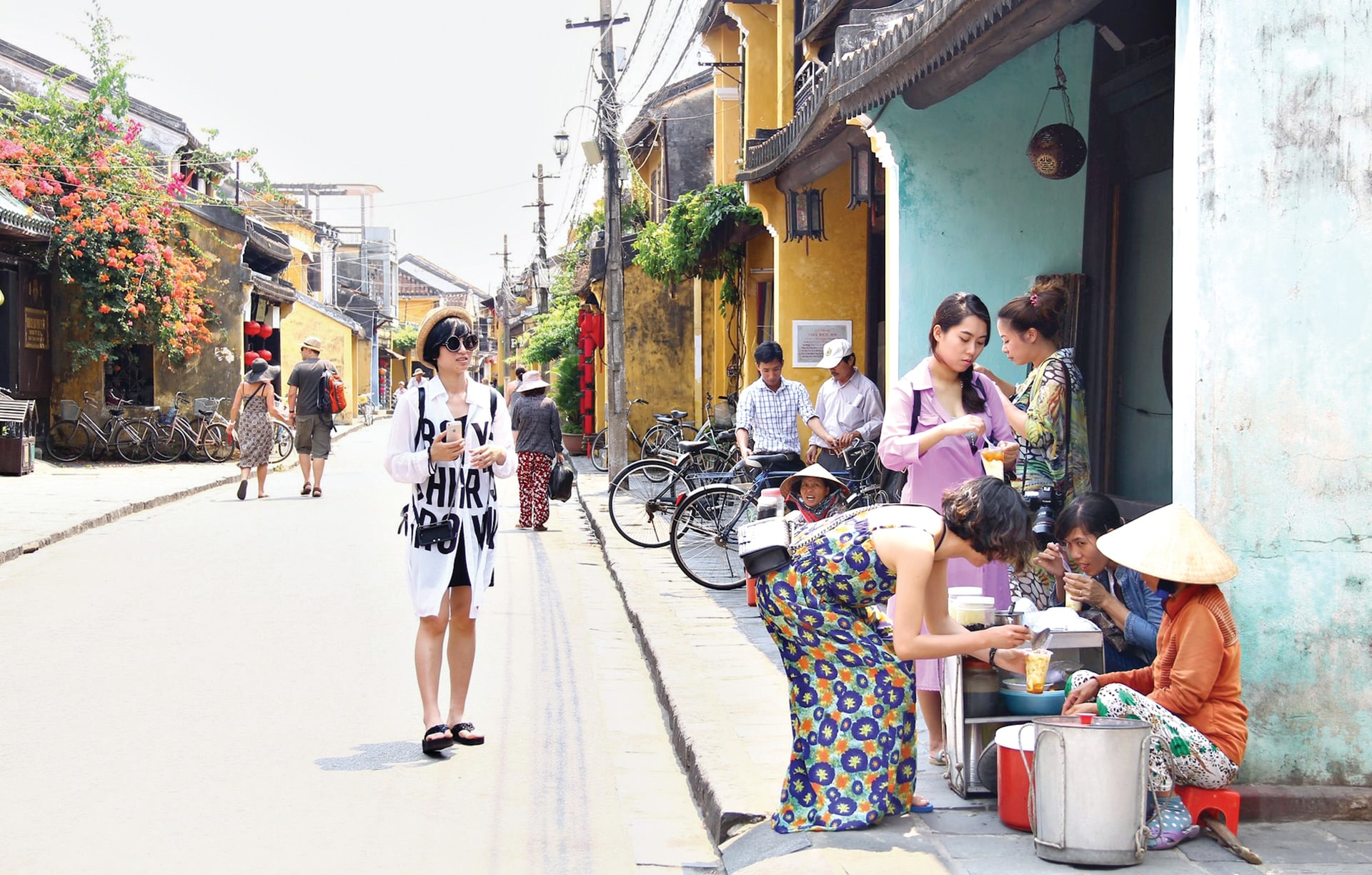 Một góc phố cổ Hội An, “lòng đường rất hẹp mà hai bên lại không có chút lề nào” như mô tả của nhà văn Tràng Thiên. Ảnh: TH.TRIỀU