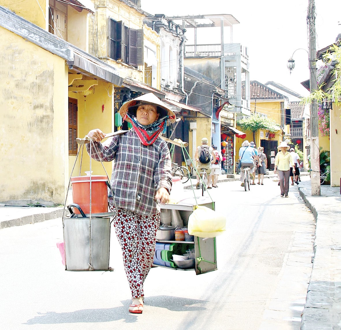 Thong dong một gánh chè. Ảnh: TH.TRIỀU