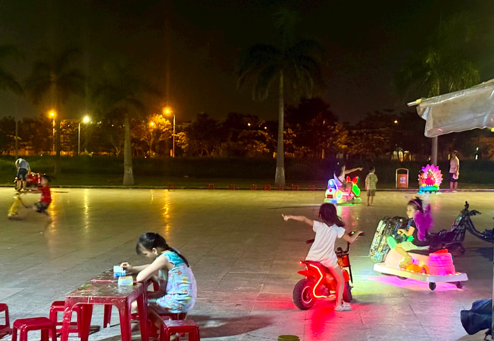 Trẻ em điều khiển xe điện mini trong khuôn viên công viên Hòa Xuân, phường Hòa Xuân. Ảnh: Phước An