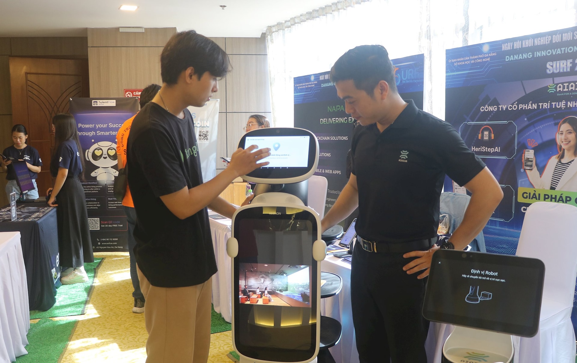 Trợ lý robot của Công ty CP Trí tuệ nhân tạo Việt Nam AIAIVN. Ảnh: V.H