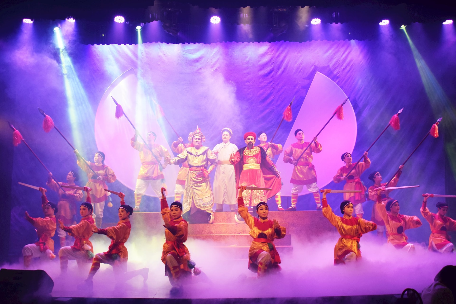 Vở Tuồng “Còn mãi với non sông” tái hiện bối cảnh lịch sử những năm đầu của triều vua Trần Thái Tông. Ảnh: ĐOÀN HẠO LƯƠNG