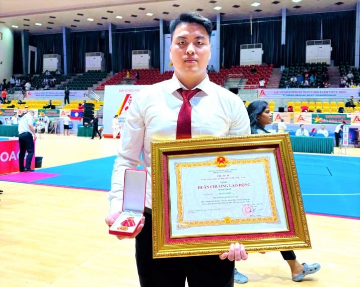Lê Văn Toàn vinh dự được Chủ tịch nước trao tặng Huân chương Lao động hạng Nhất. Ảnh: NVCC
