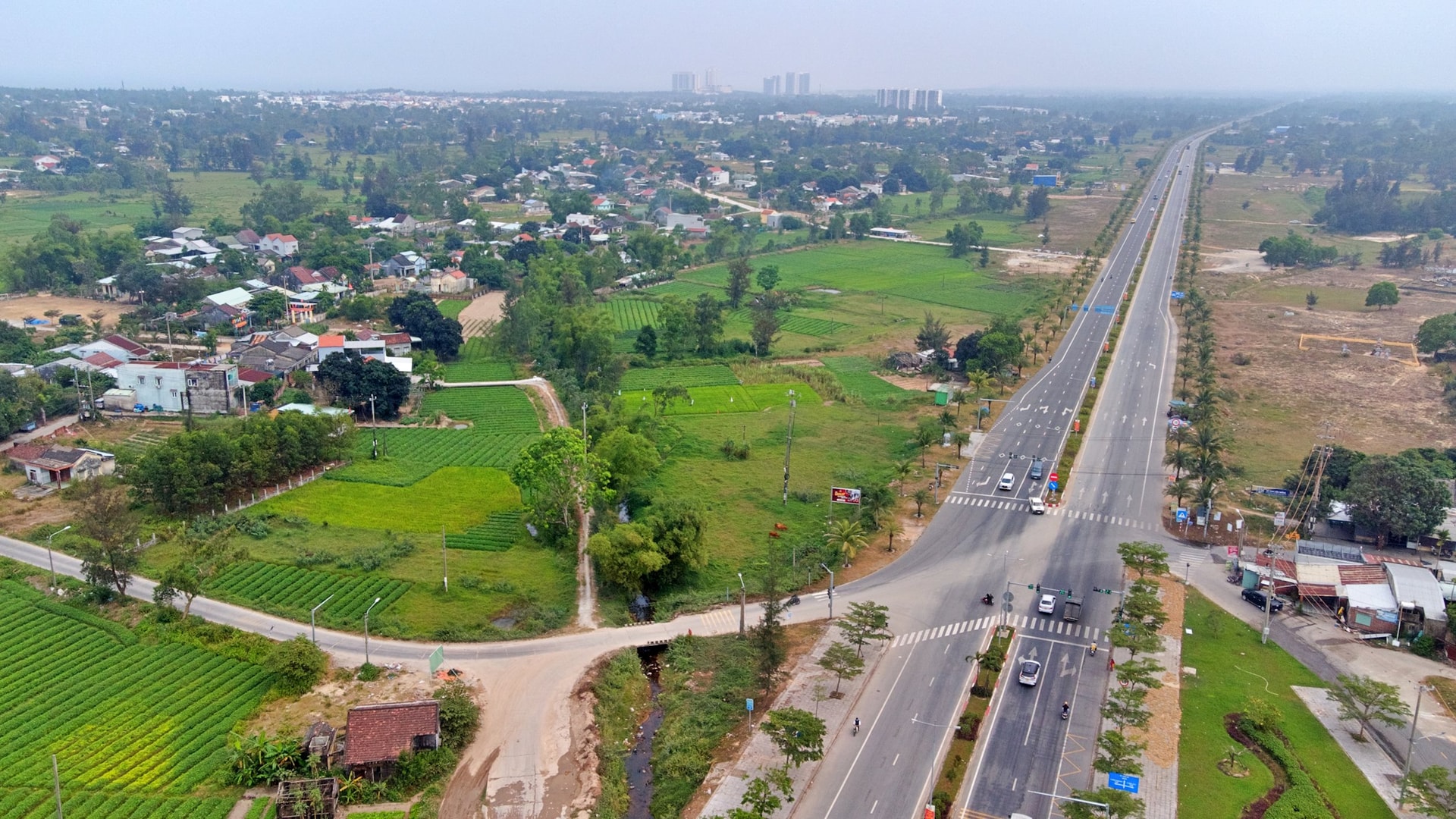 Trục đường huyết mạch ven biển Võ Chí Công qua vùng đông của xứ Quảng.