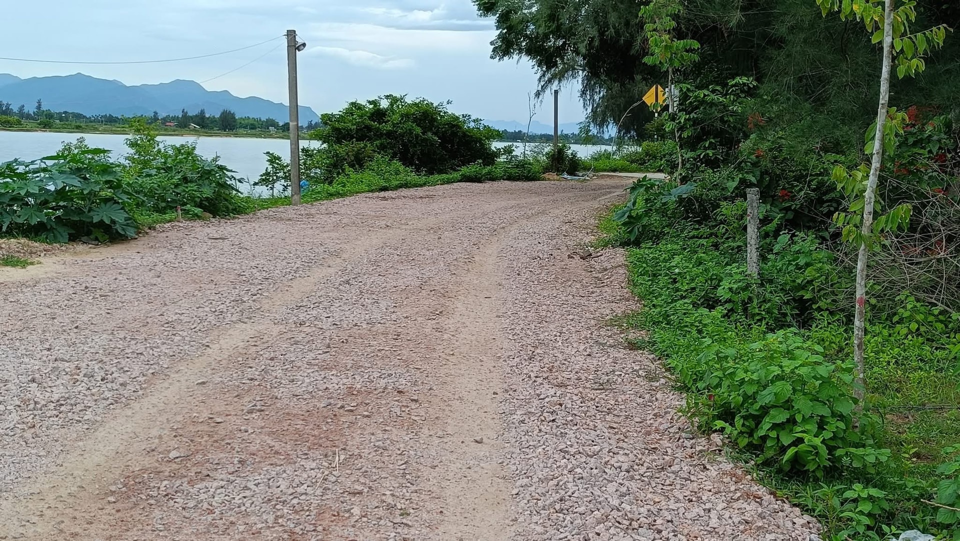 Tuyến đường tại thôn Đông Bình (xã Nam Phước) hiện vẫn chưa được bê tông hóa, gây khó khăn cho việc đi lại của người dân. Ảnh: KHÁNH HUYỀN