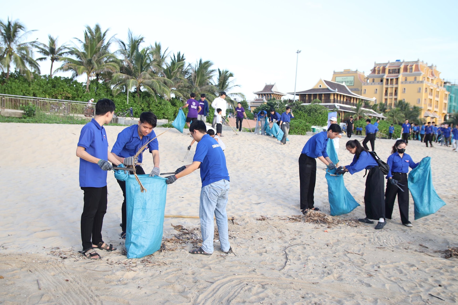 Sau buổi lễ, đoàn viên thanh niên tích cực tham gia vệ sinh môi trường, làm sạch bờ biển Nguyễn Tất Thành. Ảnh: T. HUY