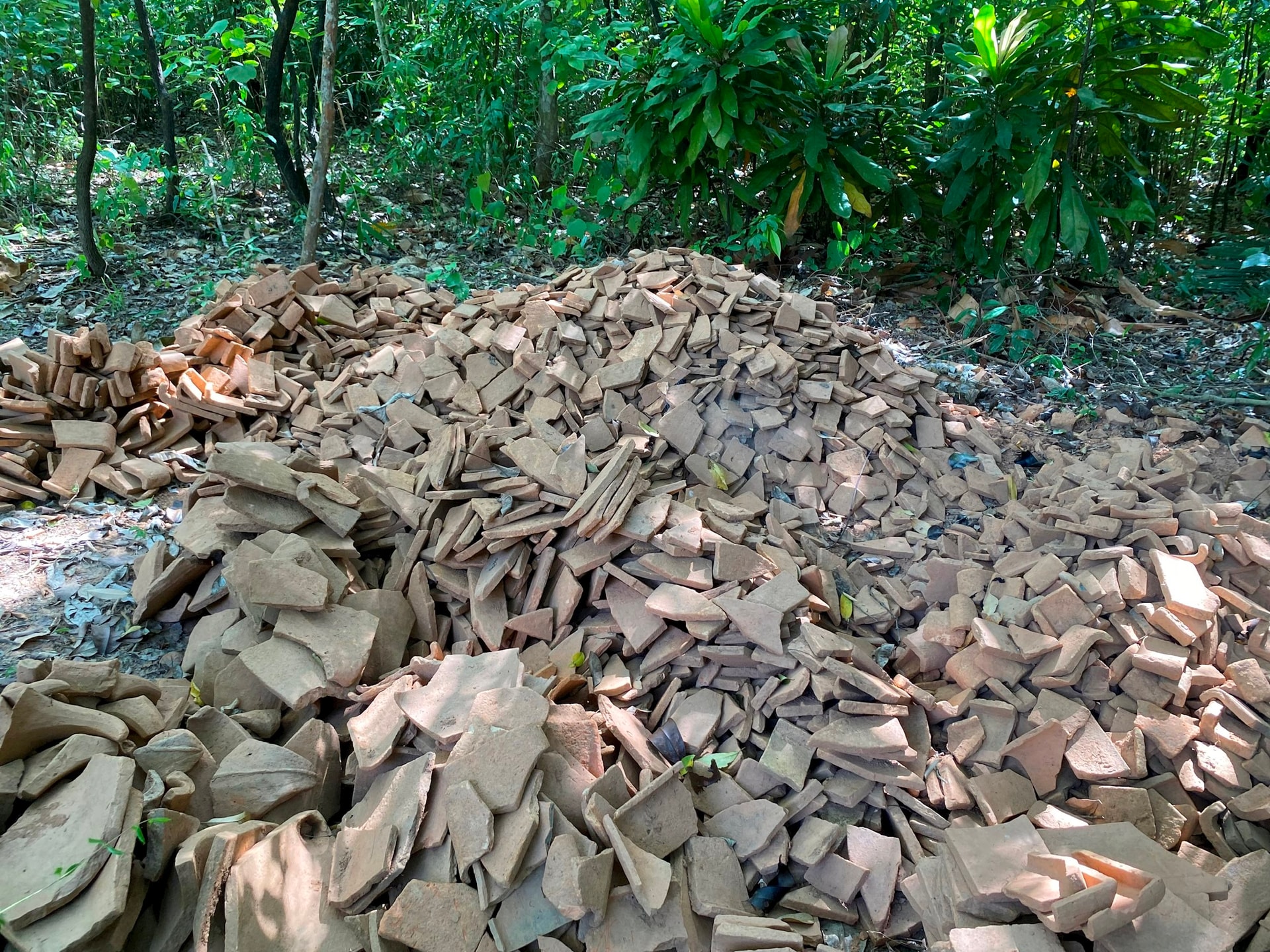The excavation process discovered many pieces of pottery and pieces of wrapping paper. Photo: KHÁNH LINH