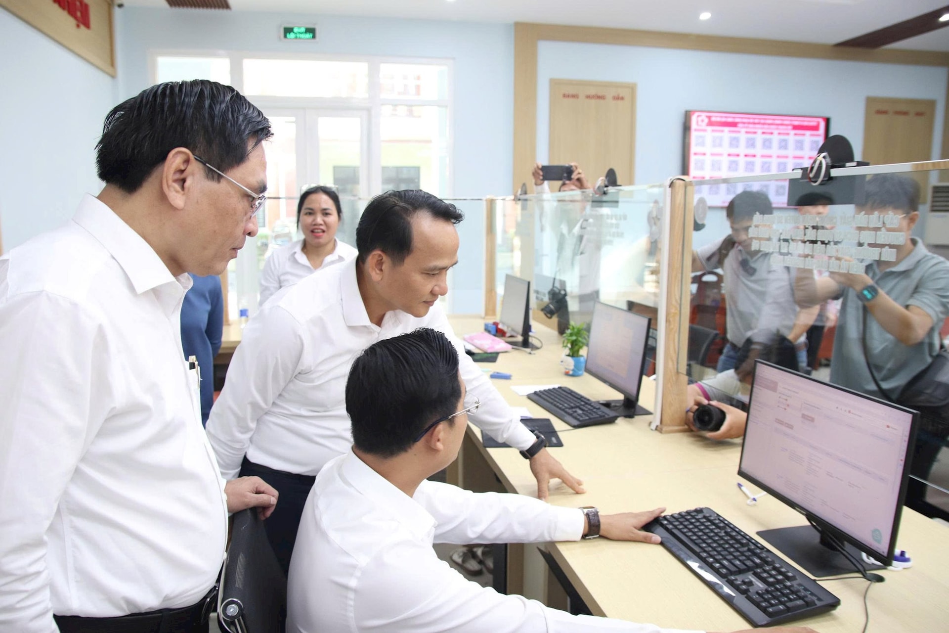 Phó Bí thư Thường trực Thành ủy, Bí thư Đảng ủy các cơ quan Đảng thành phố Nguyễn Đình Vĩnh (thứ hai từ trái qua) kiểm tra hoạt động chính quyền địa phương 2 cấp ở phường Thanh Khê.