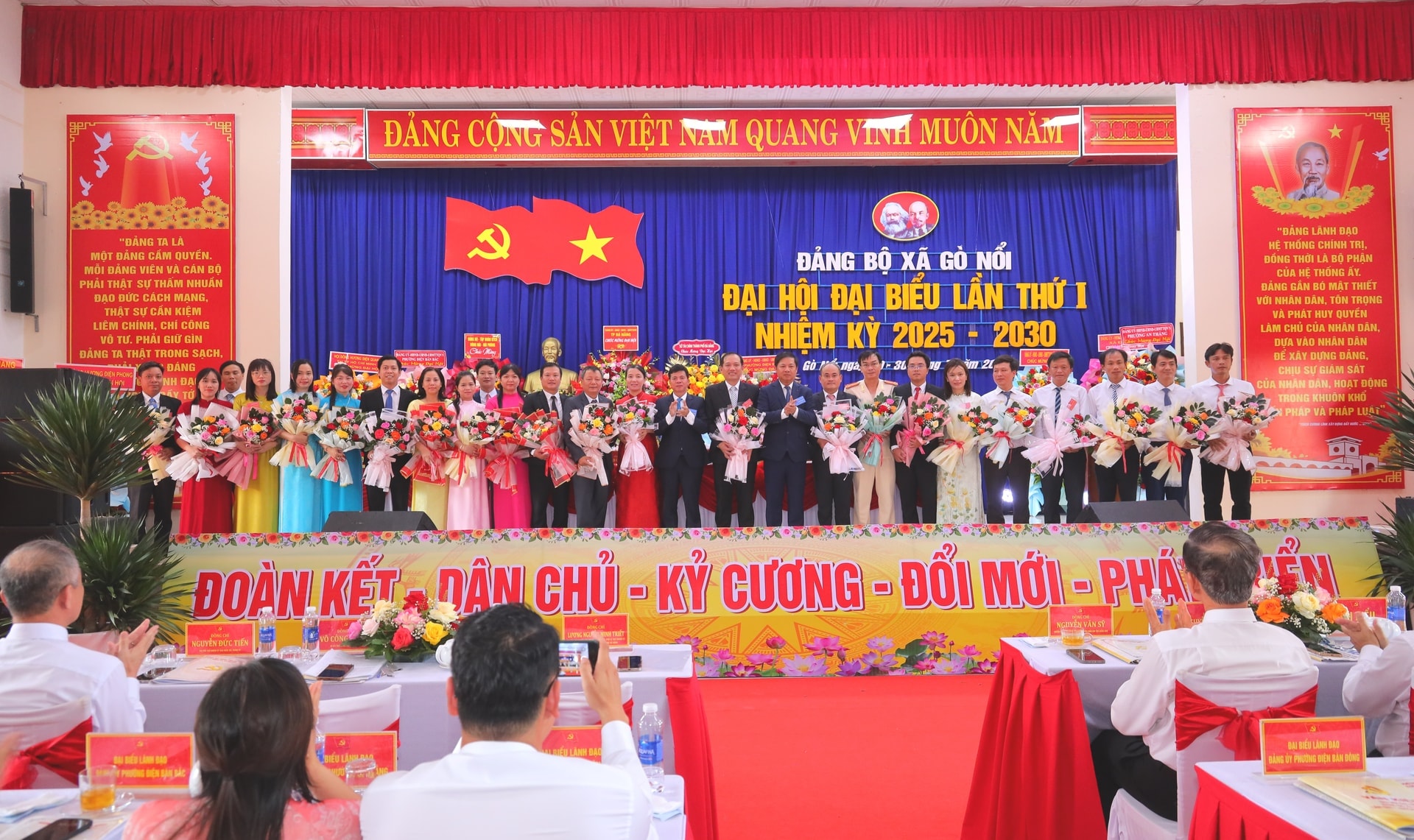 Ban Chấp hành Đảng bộ xã Gò Nổi ra mắt đại hội. Ảnh: CÔNG TÚ