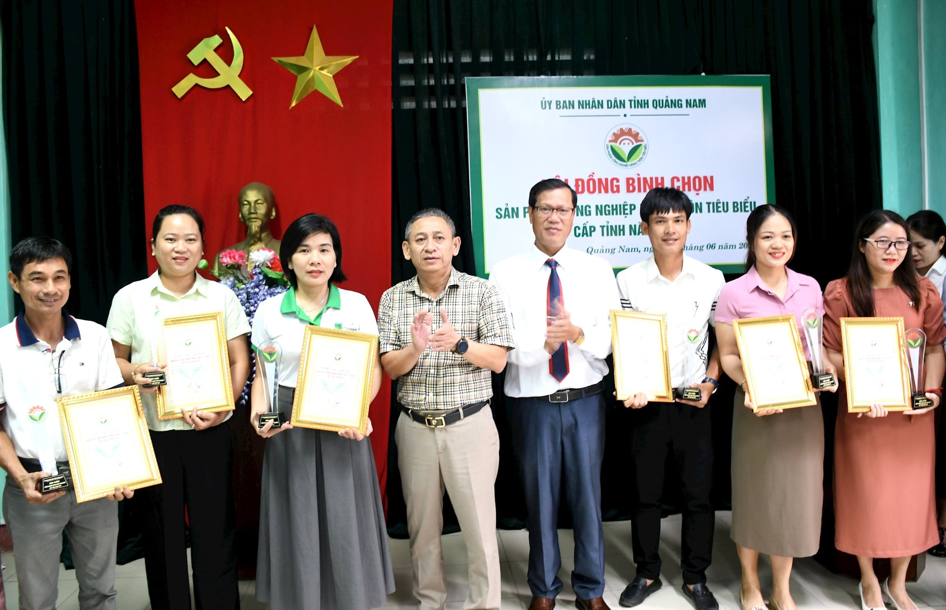 Ông Nguyễn Thanh Quang (thứ 4 từ trái sang) và ông Đinh Văn Phúc (thứ 5 từ trái qua) vinh danh các chủ sản phẩm công nghiệp nông thôn đoạt giải. Ảnh: QUANG VIỆT