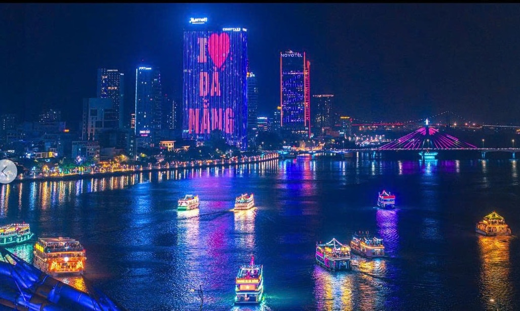 Thưởng ngoạn thành phố về đêm trên du thuyền là một trong những điểm nhấn của du lịch Đà Nẵng. Ảnh: VĂN TRUYỀN