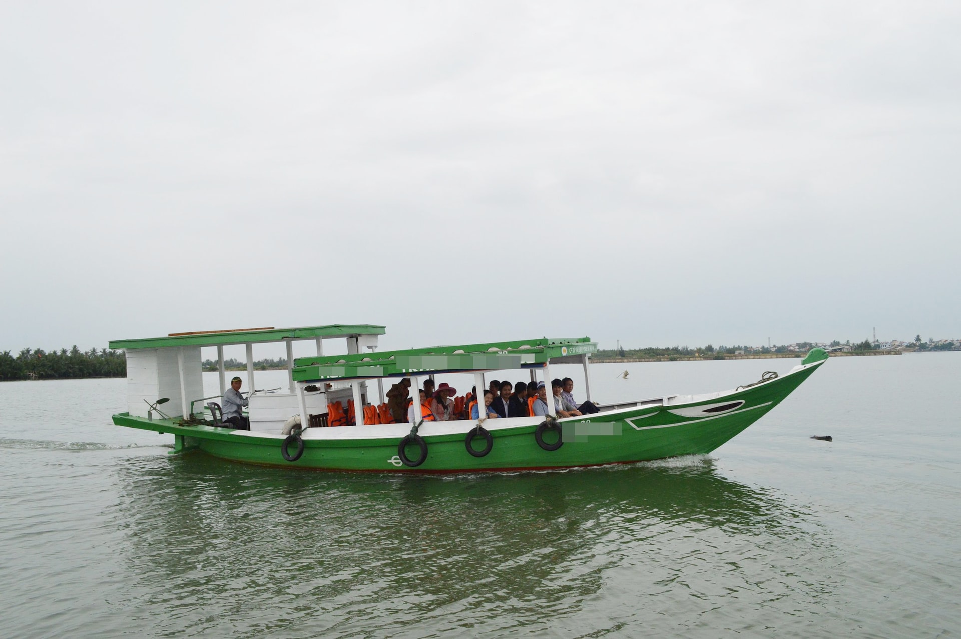 Các doanh nghiệp du lịch đường thủy tìm cách xoay xở để hoạt động. Ảnh: VĨNH LỘC