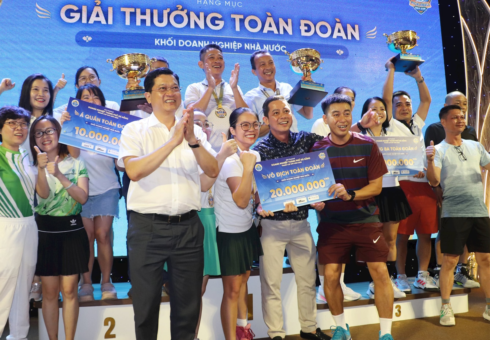 Phó Chủ tịch Thường trực HĐND thành phố, Chủ tịch Liên đoàn Pickleball thành phố Đà Nẵng Trần Phước Sơn trao Cup và giải thưởng toàn đoàn cho các đơn vị thuộc Khối Doanh nghiệp Nhà nước. Ảnh: ĐẮC MẠNH