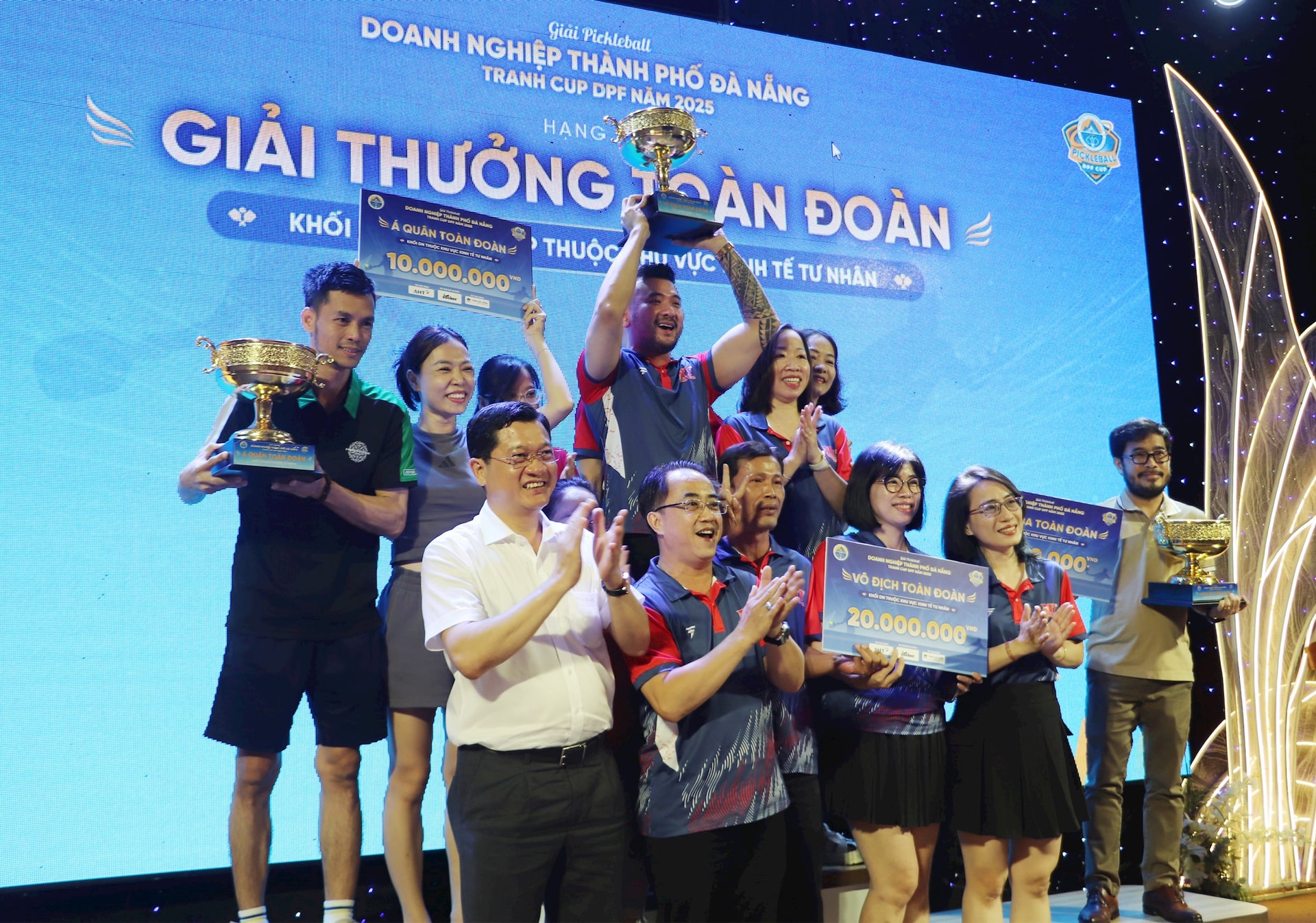 Phó Chủ tịch Thường trực HĐND thành phố, Chủ tịch Liên đoàn Pickleball thành phố Đà Nẵng Trần Phước Sơn trao Cup và giải thưởng toàn đoàn cho các đơn vị thuộc Khối Doanh nghiệp kinh tế tư nhân. Ảnh: ĐẮC MẠNH