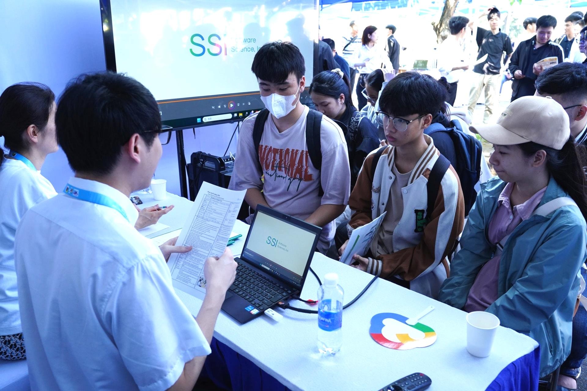 Empresas informan sobre las actividades para estudiantes y empleados en la Feria de Empleo de la Universidad Tecnológica de Danang. Foto: KHÁNH NGÂN