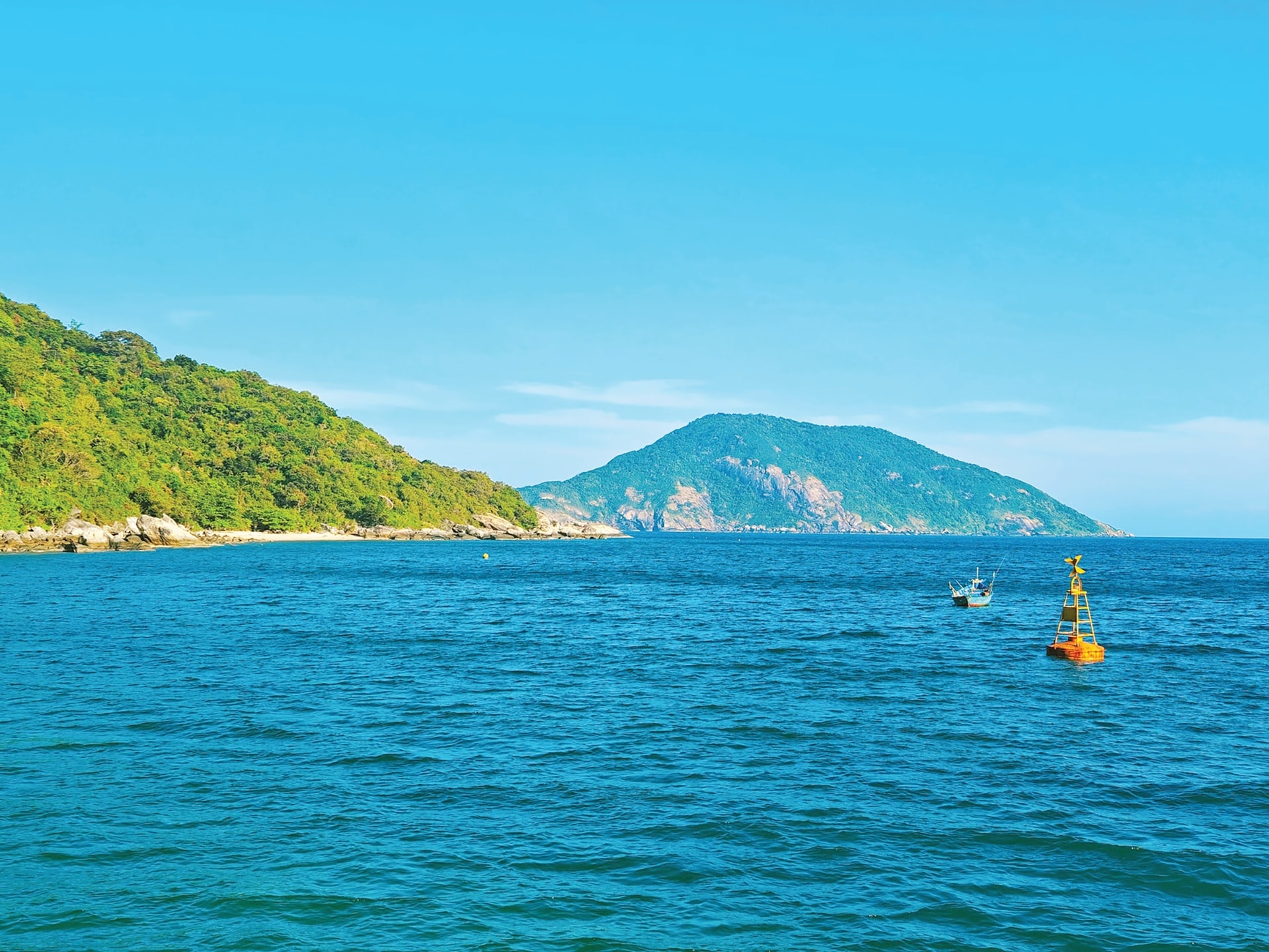 Bai Xep in Cu Lao Cham is a popular tourist destination thanks to its pristine natural sea scenery.