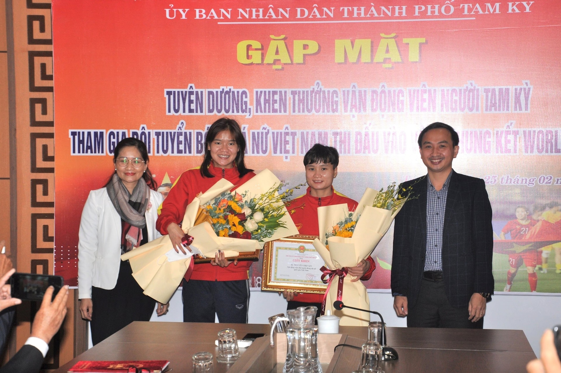 Lương Thị Thu Thương (thứ 2, bên trái) và Nguyễn Thị Vạn được UBND thành phố Tam Kỳ, tỉnh Quảng Nam cũ khen thưởng về thành tích cùng đội tuyển bóng đá nữ Việt Nam tham dự vòng chung kết World cup nữ năm 2023. Ảnh: TƯỜNG VY