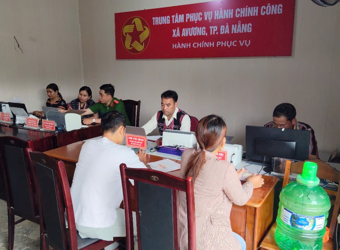 Người dân đến giải quyết TTHC tại Trung tâm Phục vụ hành chính công xã Avương. Ảnh: N.Q