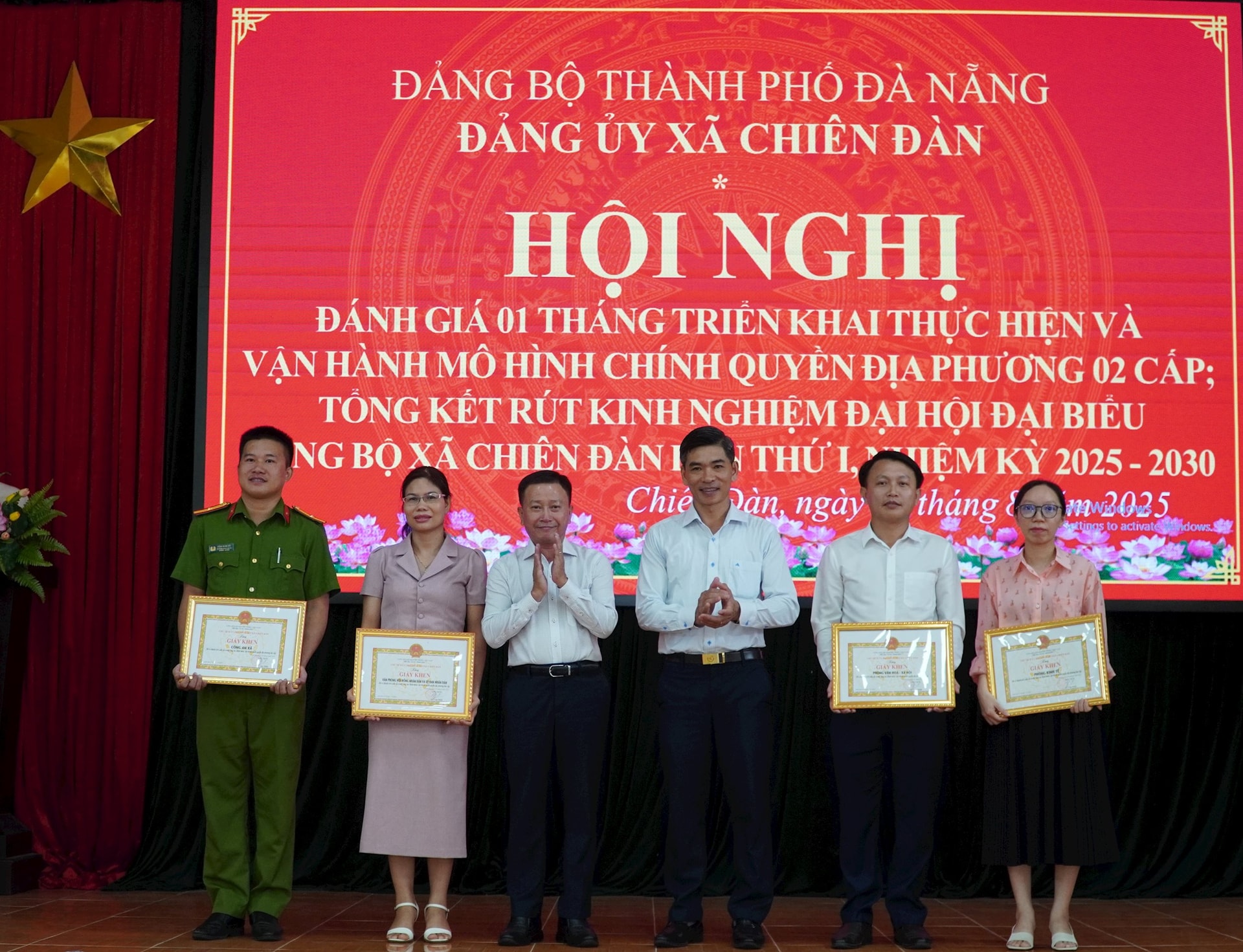 Lãnh đạo Đảng ủy xã Chiên Đàn trao tặng giấy khen cho các tập thể có thành tích xuất sắc trong tháng đầu tiên vận hành mô hình chính quyền địa phương hai cấp. Ảnh: N.ĐOA