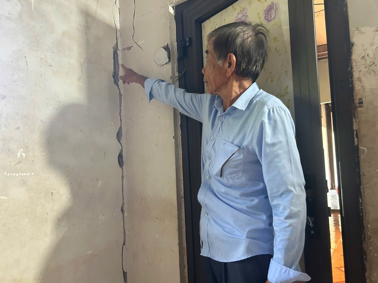Nhà ông Nguyễn Nho Trung xuống cấp nghiêm trọng, tường bị nứt, tiềm ẩn nguy cơ mất an toàn. Ảnh: TIẾN DŨNG