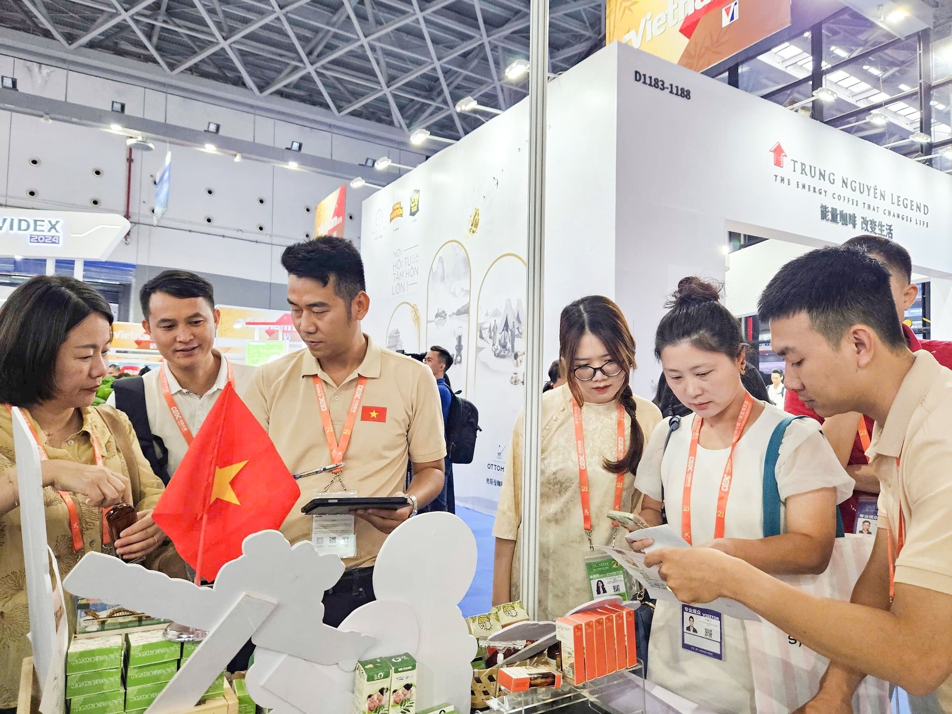 Компания Hoang Phong Dana Company Limited (производитель эфирного масла Me Doan, район Тхань Кхе) представляет свою продукцию на 21-й Китайско-АСЕАНской торговой выставке. Фото: DVCC