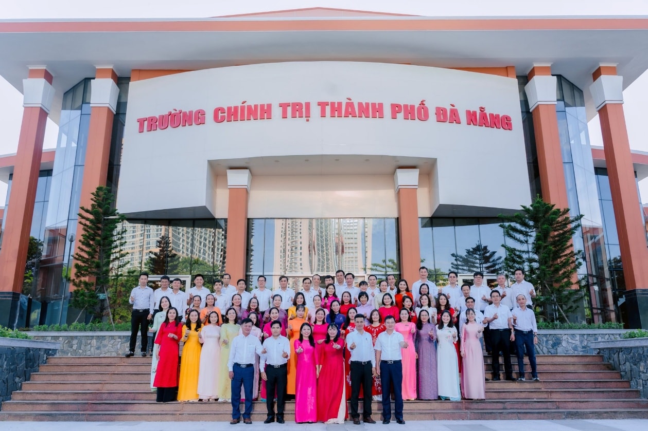Đội ngũ cán bộ, giảng viên Trường Chính trị thành phố Đà Nẵng.