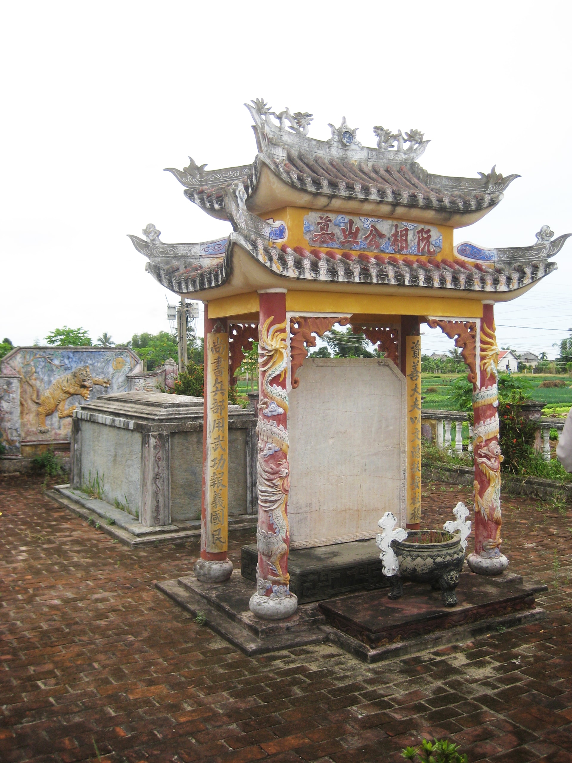 Nhà bia và tam tỉnh ông Nguyễn Văn Điển. Ảnh Hoài An