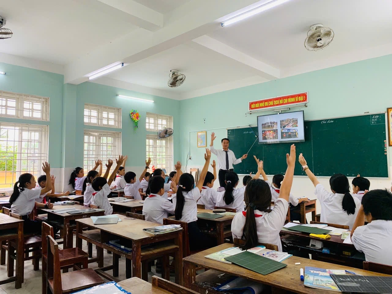 Eleverna är glada under en lektion på Phu Dong Secondary School, Duy Xuyen kommun. Foto: PHI THANH