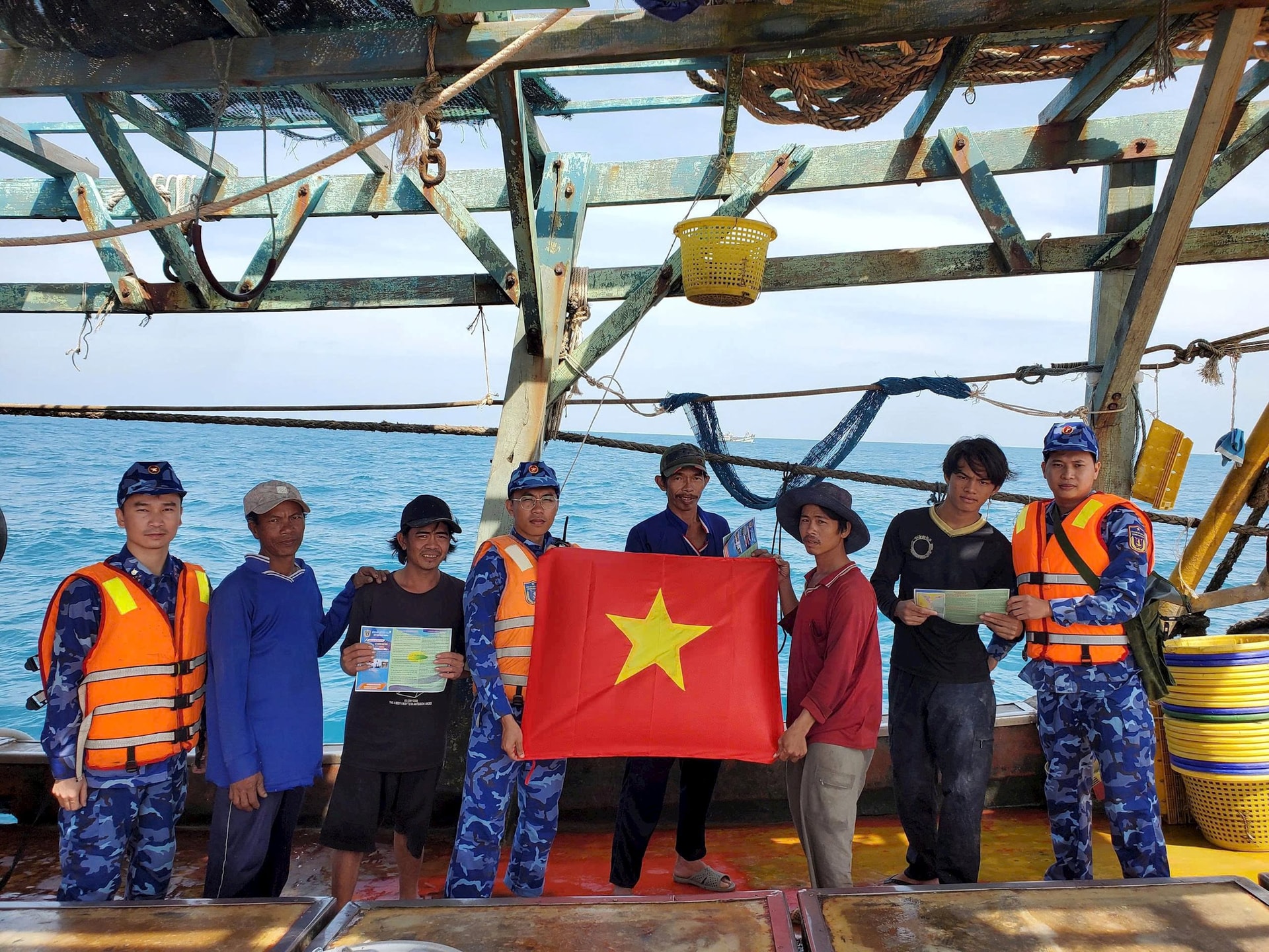 Tàu Cảnh sát biển thuộc Hải đoàn 21 tuyên truyền (IUU) cho ngư dân khai thác hải sản trên biển. Ảnh: HẢI ĐĂN