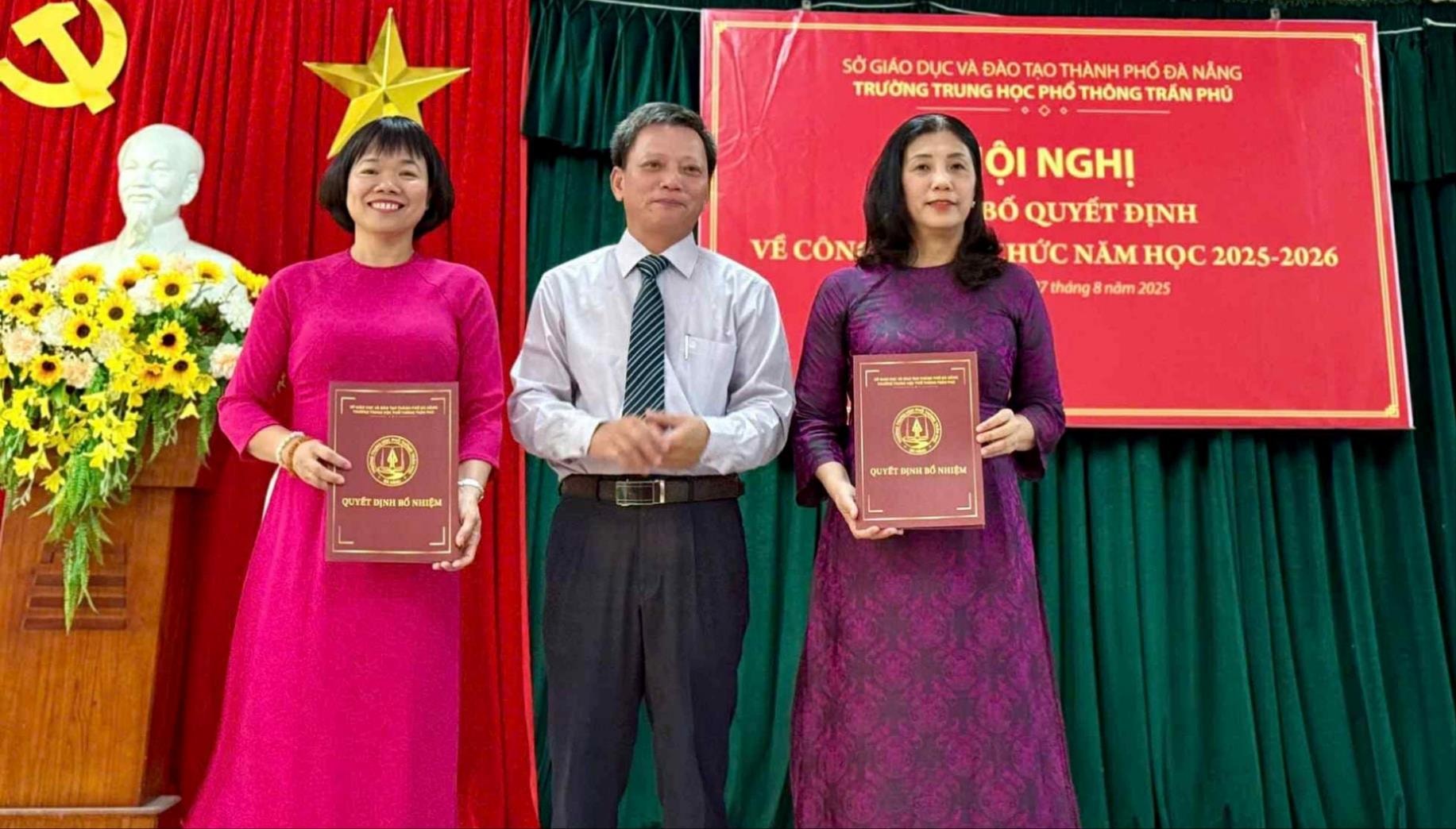 Hiệu trưởng Trường THPT Trần Phú Nguyễn Cửu Huy trao quyết định bổ nhiệm cho hai Phó hiệu trưởng nhà trường.
