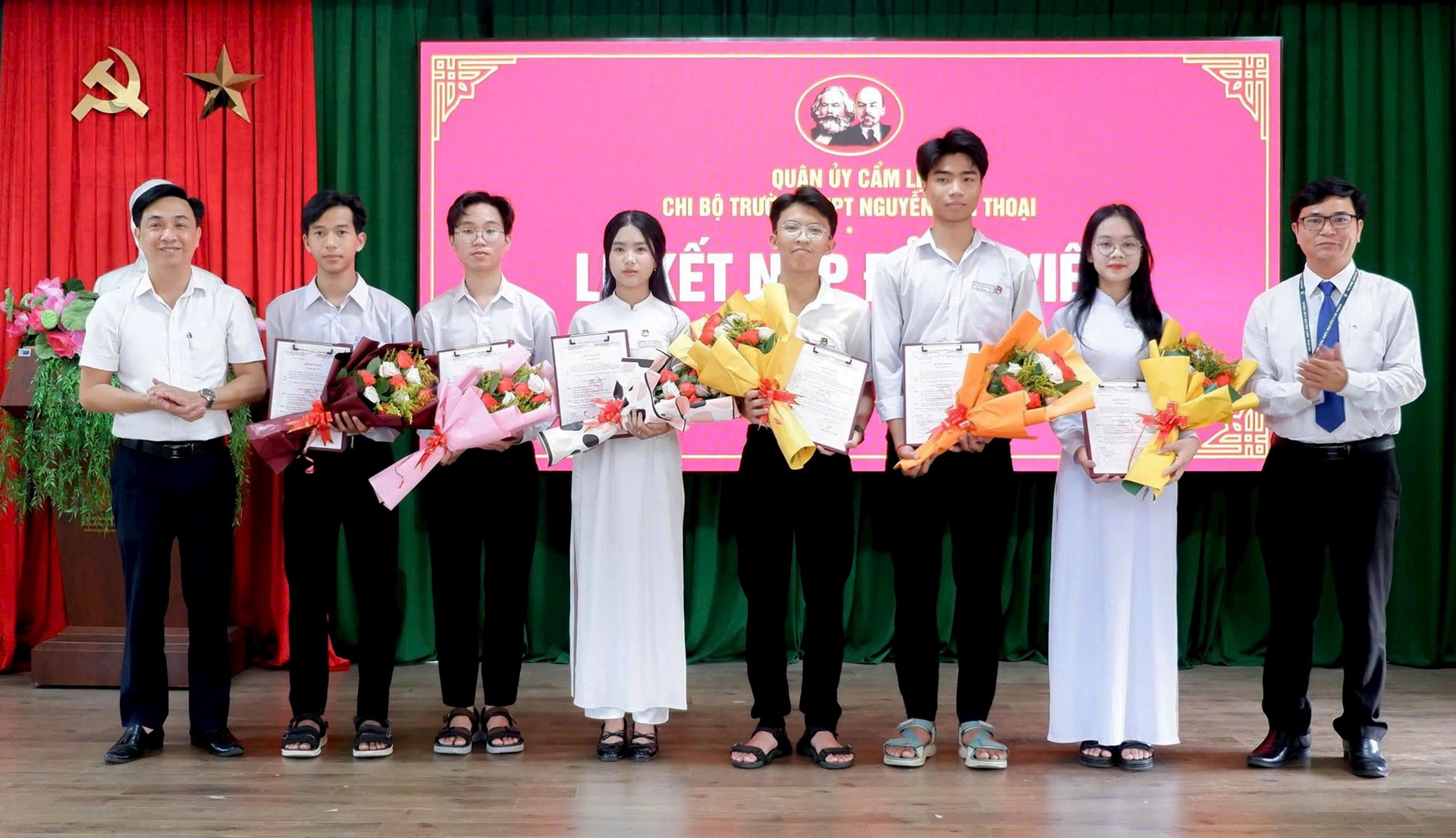 Lễ kết nạp đảng cho các học sinh utại Chi bộ Trường THPT Nguyễn Văn Thoại. Ảnh: ĐẮC MẠNH