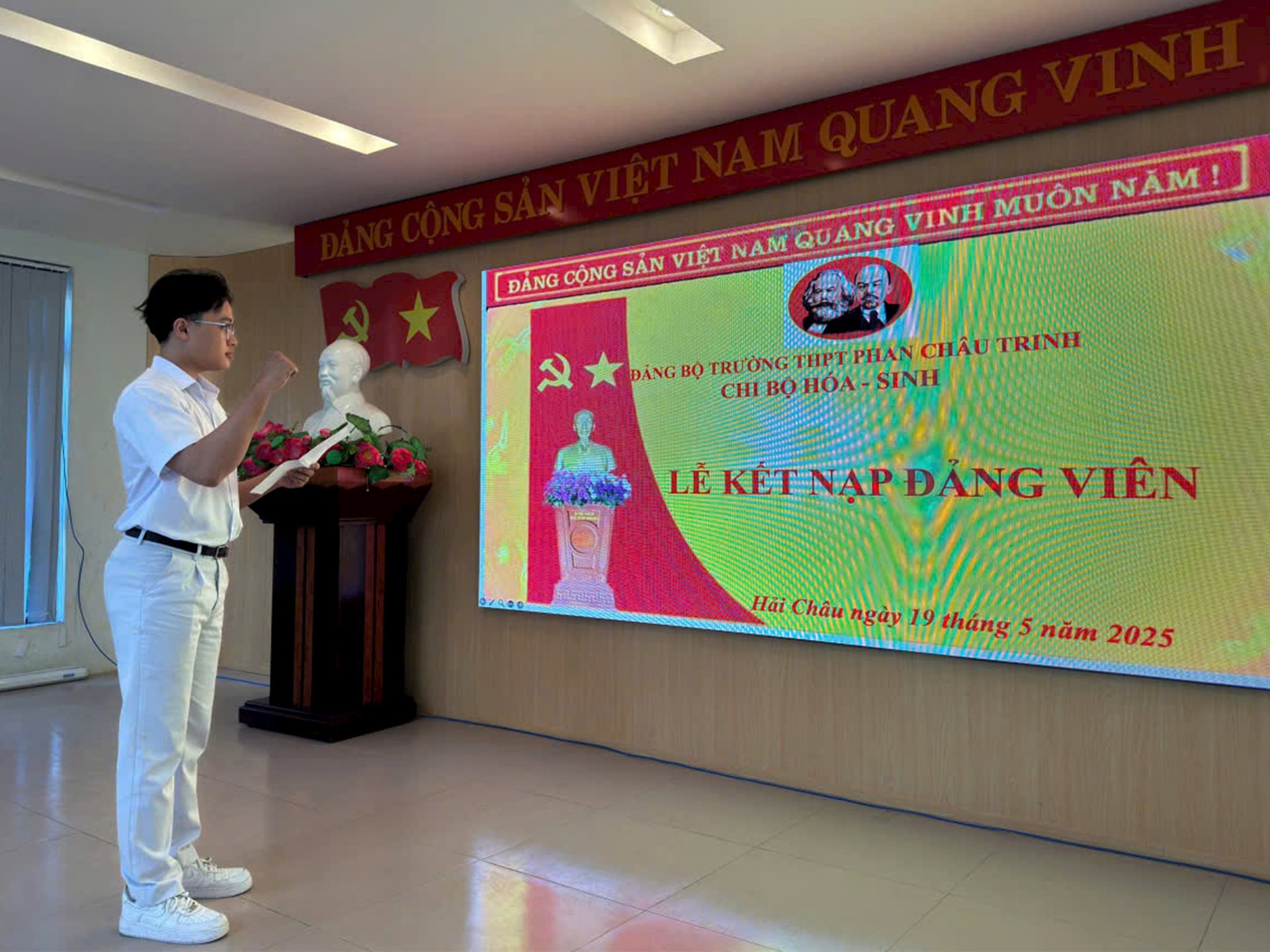 Đảng viên trẻ Trường THPT Phan Châu Trinh tuyên thệ dưới cờ Đảng và chân dung Chủ tịch Hồ Chí Minh. Ảnh: ĐẮC MẠNH