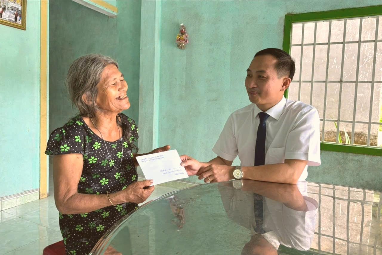 Bí thư Đảng ủy xã Trà Tân Nguyễn Hồng Lai thăm, tặng quà cho người có công. Ảnh: DIỄM LỆ