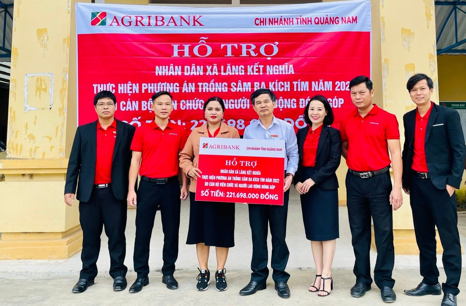 Agribank chi nhánh Quảng Nam hỗ trợ nhân dân xã Lăng kết nghĩa trồng sâm ba kích làm sinh kế. Ảnh: VIỆT