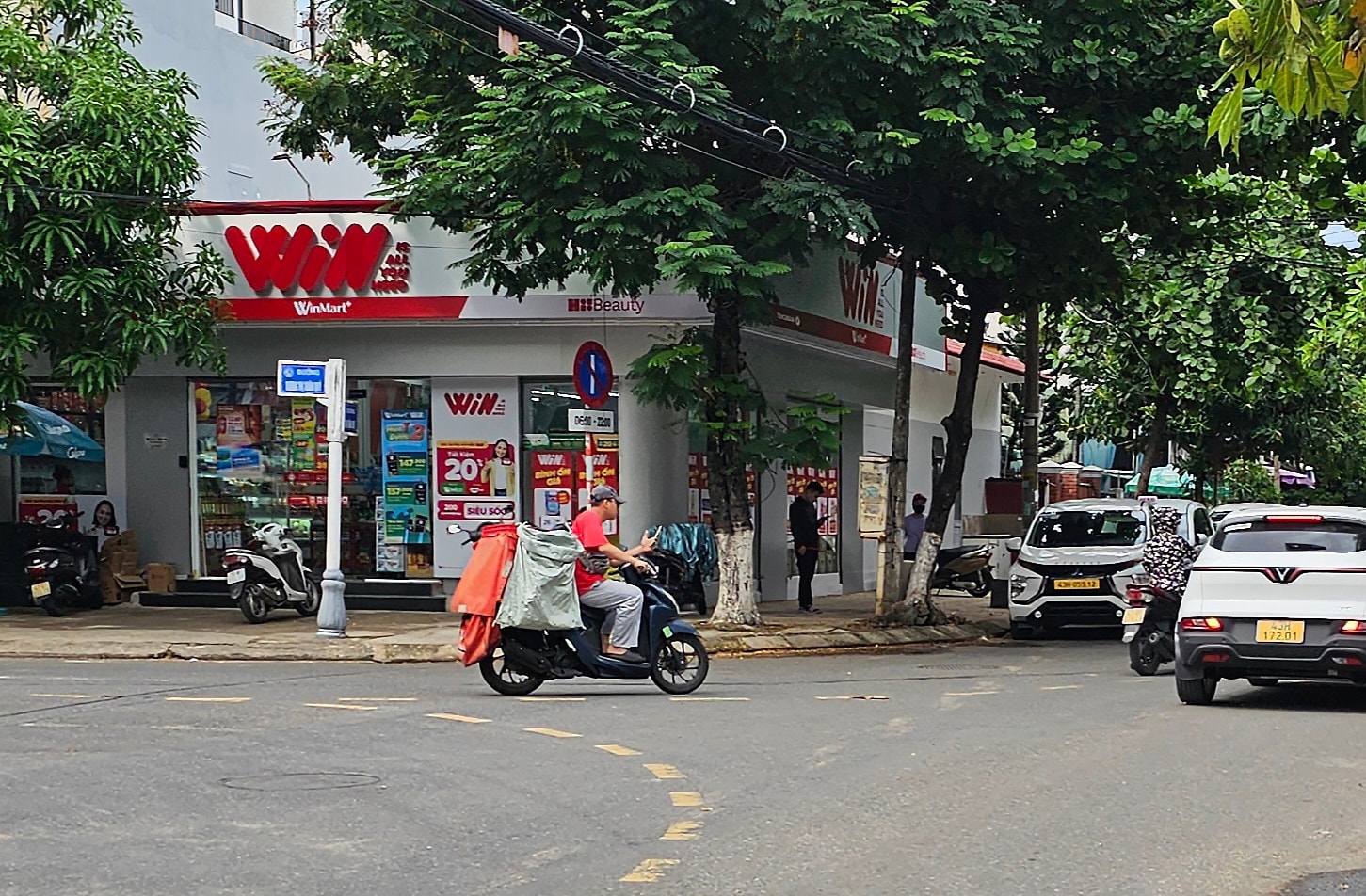 Dù đường phố đông đúc, nhưng tài xế giao hàng này mắt vẫn dán vào điện thoại khi đang chạy xe. Ảnh: THÀNH LÂN