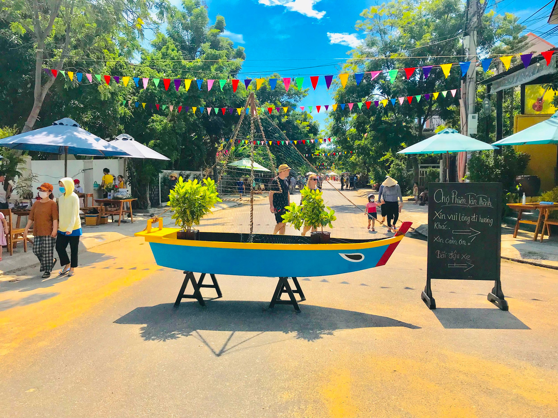 بازار دهکده ماهیگیری Tân Thành معمولاً در خیابان Nguyễn Phan Vinh (قبلاً بخش Cẩm An، اکنون بخش Hội An Tây) برگزار می شود. عکس: Q.T