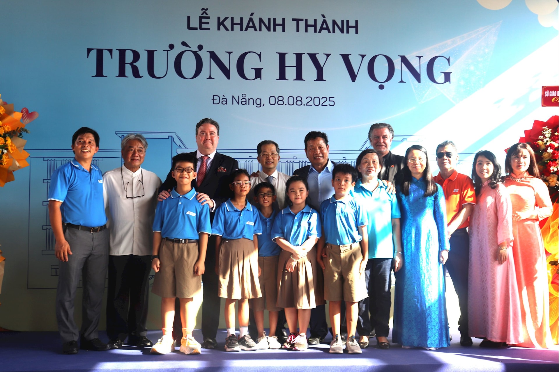 Ủy viên Trung ương Đảng, Bí thư Thành ủy, Trưởng đoàn đại biểu Quốc hội thành phố Nguyễn Văn Quảng chụp ảnh lưu niệm cùng giáo viên, học sinh Trường Hy Vọng. Ảnh: NGỌC HÀ