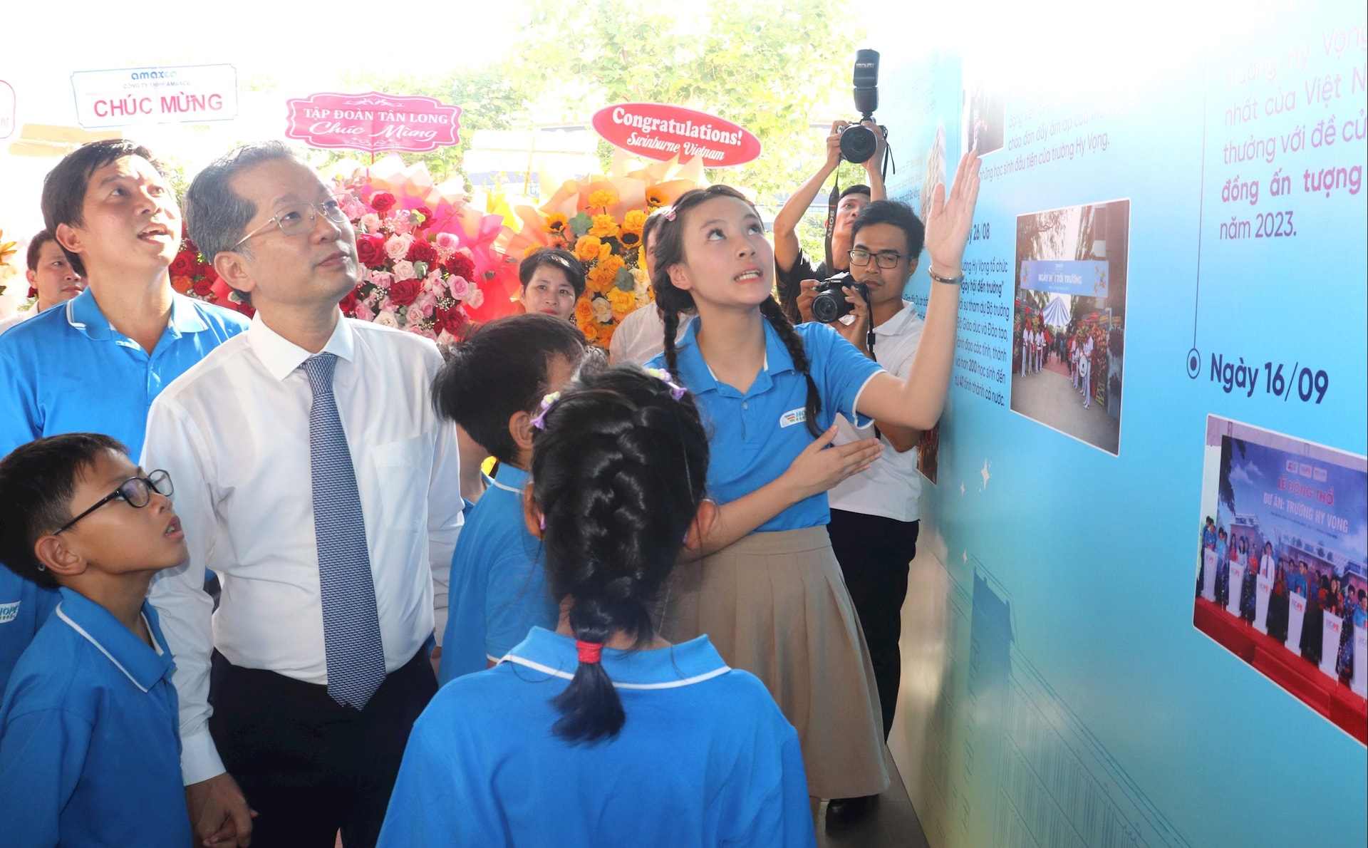 Ủy viên Trung ương Đảng, Bí thư Thành ủy, Trưởng đoàn đại biểu Quốc hội thành phố Nguyễn Văn Quảng tham quan không gian Trường Hy Vọng. Ảnh: NGỌC