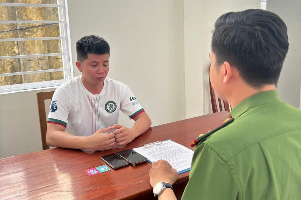 Công an lấy lời khai đối tượng Nguyễn Ngọc Anh. Ảnh: Công an cung cấp