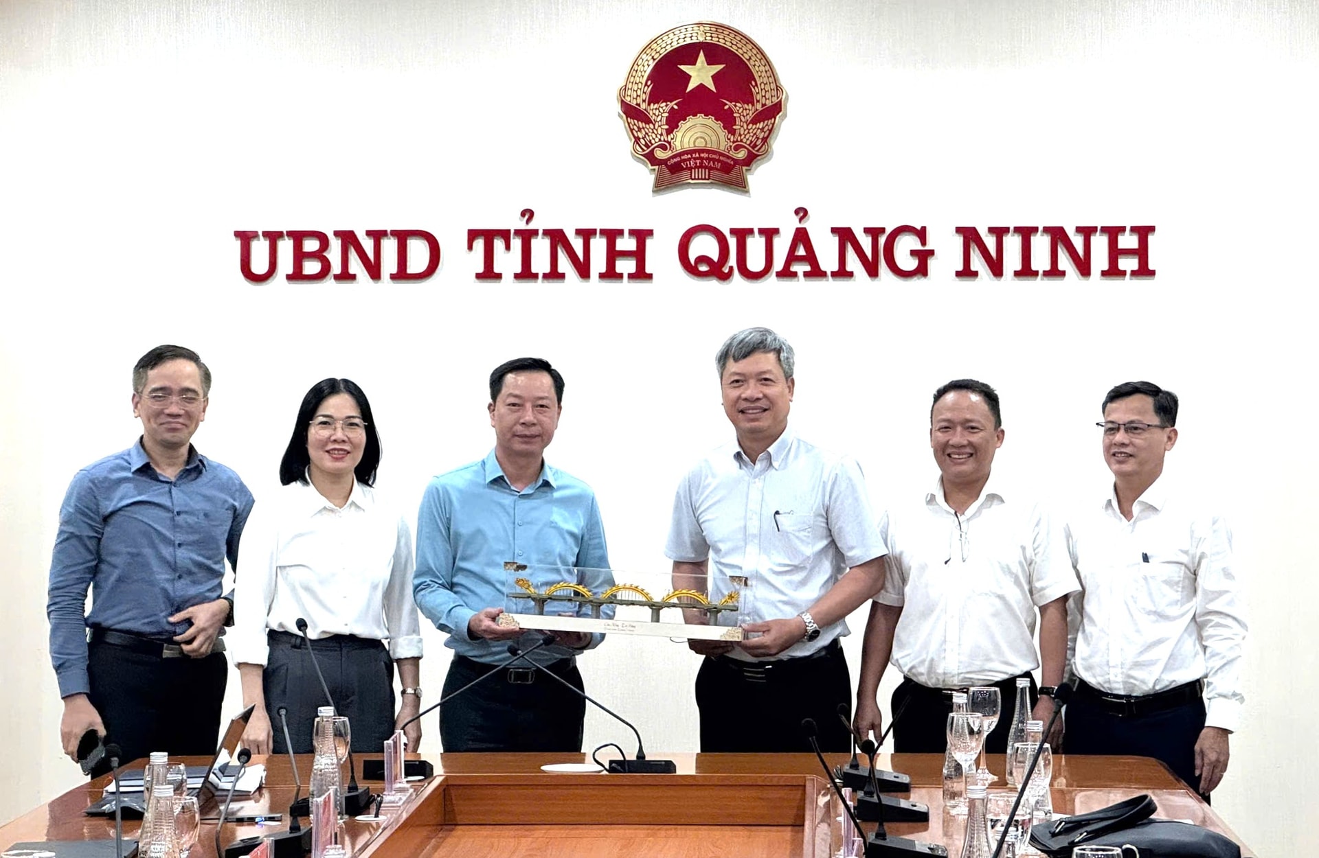 Phó Chủ tịch UBND thành phố Hồ Quang Bửu (thứ ba từ phải qua) trao quà lưu niệm cho đại diện UBND tỉnh Quảng Ninh. Ảnh: VT