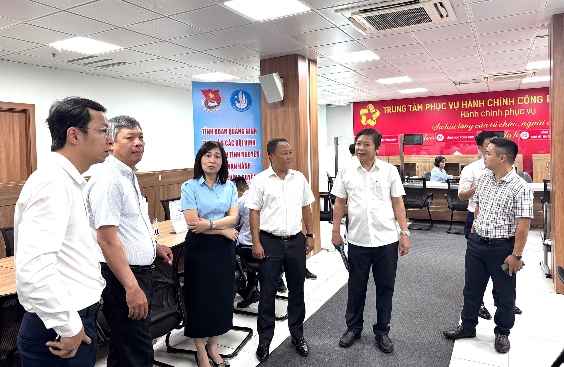 Đoàn công tác của thành phố Đà Nẵng đến tìm hiểu tình hình hoạt động tại Trung tâm Phục vụ hành chính công tỉnh Quảng Ninh. Ảnh: V