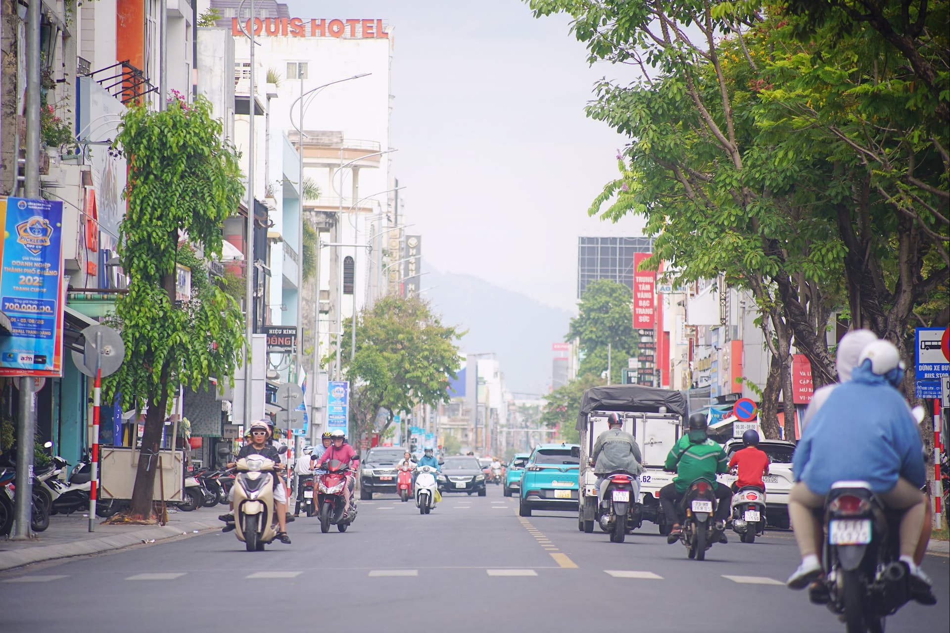 Yolun altındaki hendeği yenileme projesi, Con pazarının önündeki kaldırımdaki taş hendeğin yerine betonarmeyle kaplı açık hendeği yenileme projesidir. Drenaj menfezi ve rögar, menfez gövdesine betonarmeyle sabitlenmiştir... Fotoğraf: XUAN SON