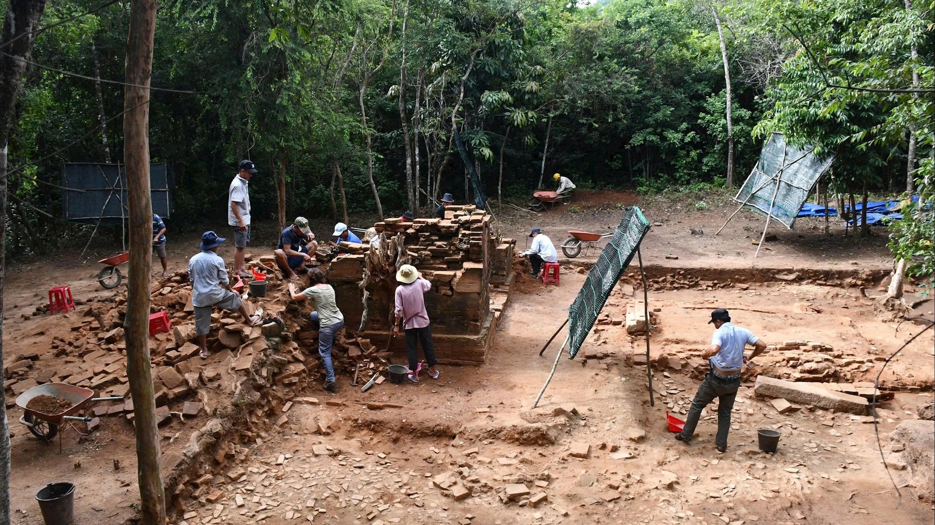 Qúa trình khai quật khảo cổ nhóm tháp L đã đặt ra giả thuyết về một công trình phòng thủ tại Mỹ Sơn. Ảnh: VĨNH LỘC