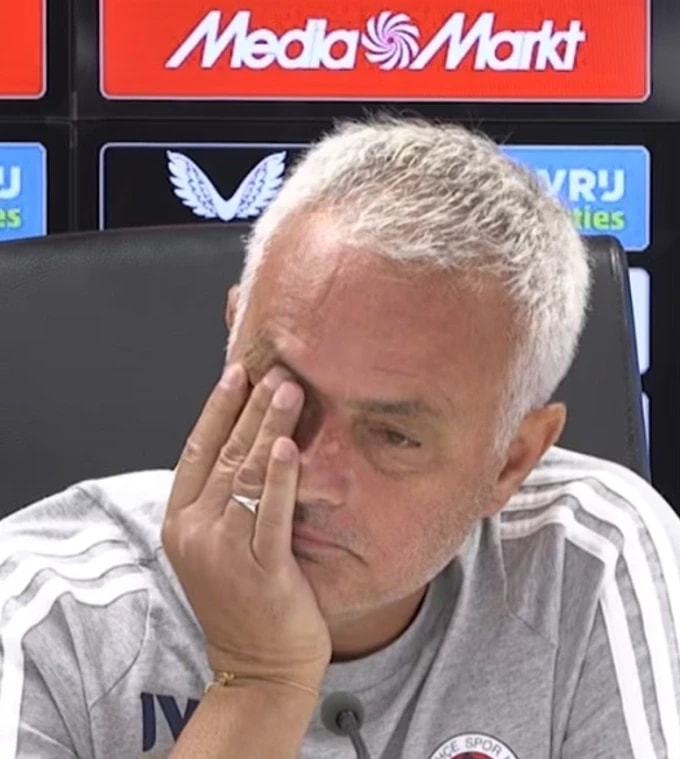 Huấn luyện viên Jose Mourinho tại cuộc họp báo trên đất Hà Lan. Ảnh: Daily Mail Sports