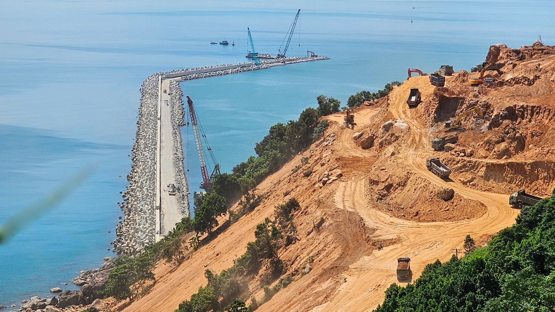 Đê kè chắn sóng dự án đầu tư xây dựng bến cảng Liên Chiểu đang gấp rút hoàn thành. Ảnh: THÀNH LÂN