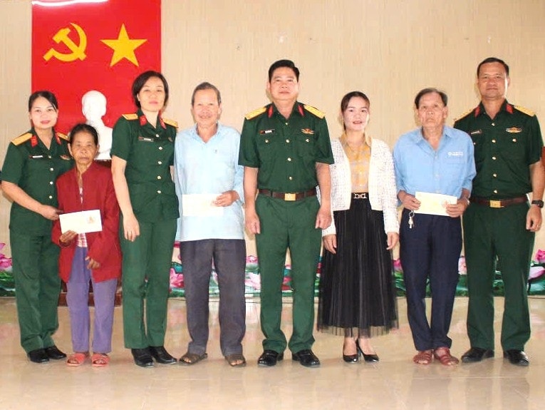 Hằng năm, trong các dịp lễ, Tết, Trường Quân sự Quân khu V đều tổ chức thăm, tặng quà cho gia đình chính sách, khó khăn tại xã Trà Giáp. Ảnh: BÌNH MINH
