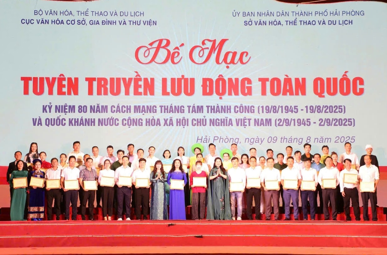 Ban tổ chức trao giải Hội thi Tuyên truyền lưu động toàn quốc năm 2025. Ảnh: TÂM THƯ