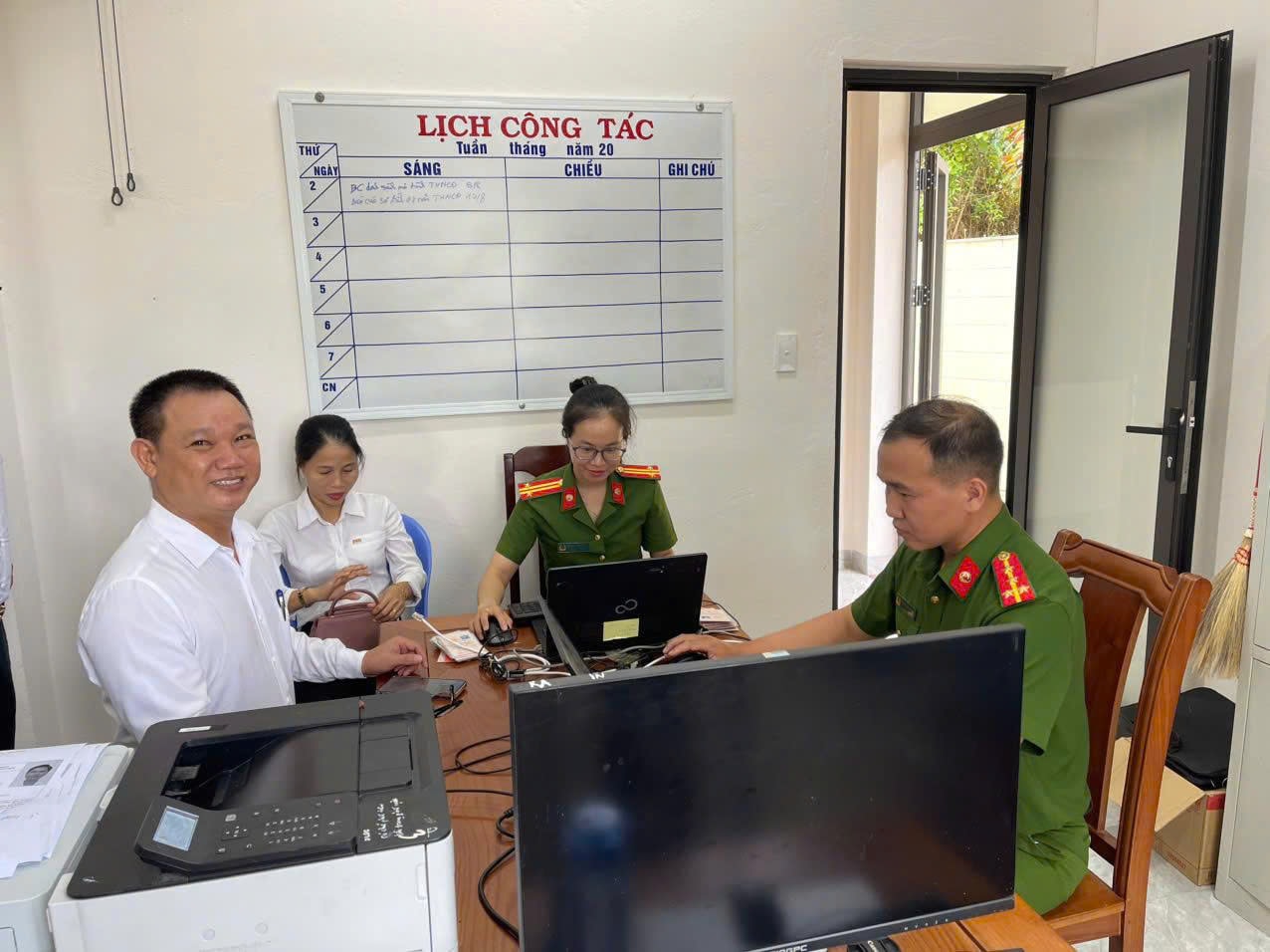 Công an xã Thăng Điền tập trung giải quyết cấp đổi thẻ đảng viên. Ảnh: T.DUY
