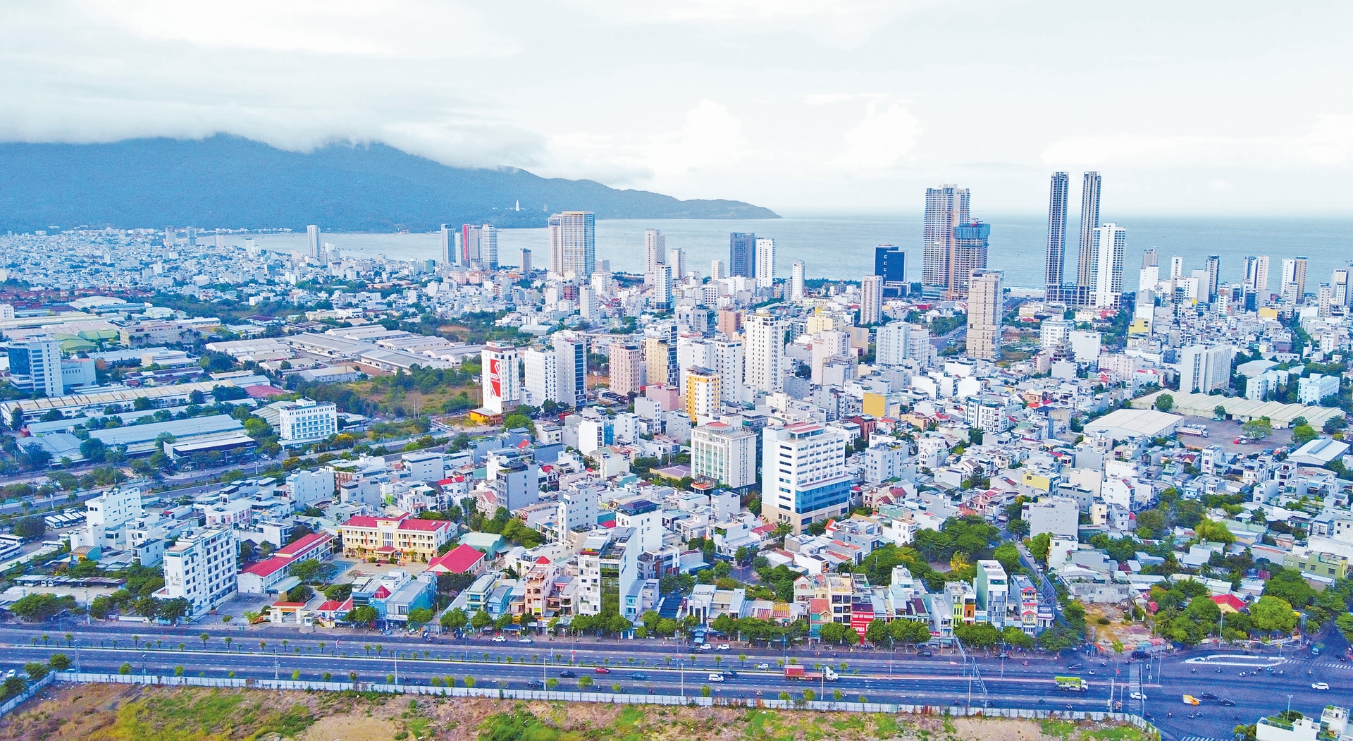 Thành phố Đà Nẵng phát huy nguồn lực từ đất đai cho đầu tư phát triển kết cấu hạ tầng, thay đổi nhanh chóng diện mạo của đô thị, góp phần phát triển kinh tế - xã hội thành phố. Ảnh: XUÂN SƠN