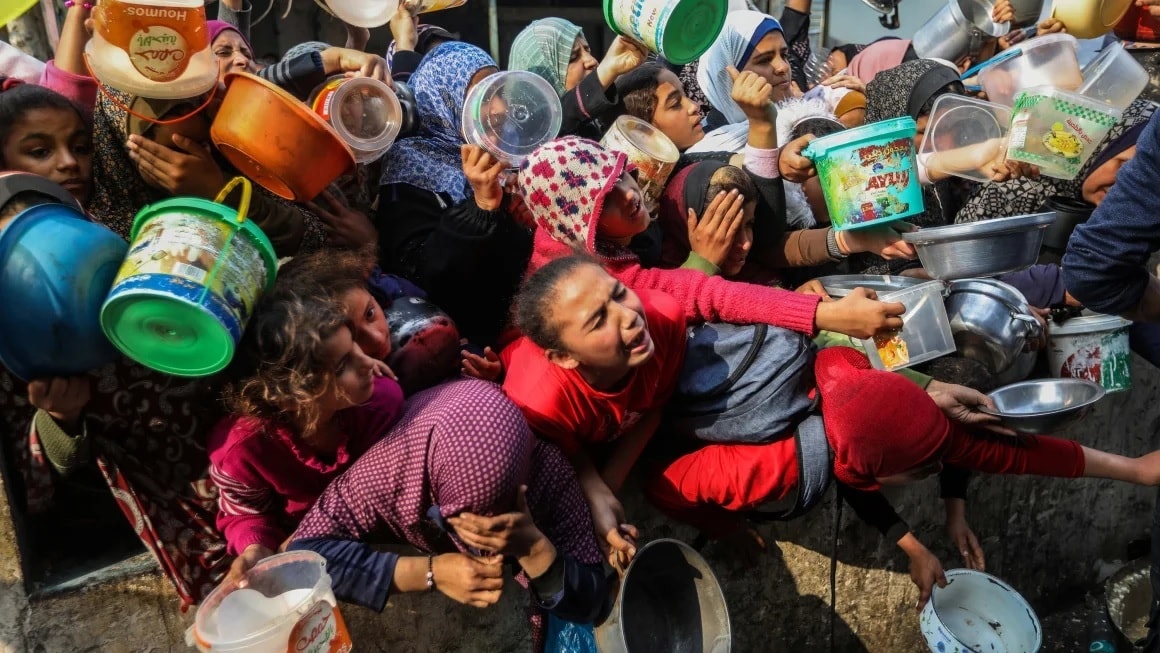 Người dân chờ nhận thực phẩm tại miền Nam Gaza. Ảnh: Ahmad Hasaballah/Getty Images