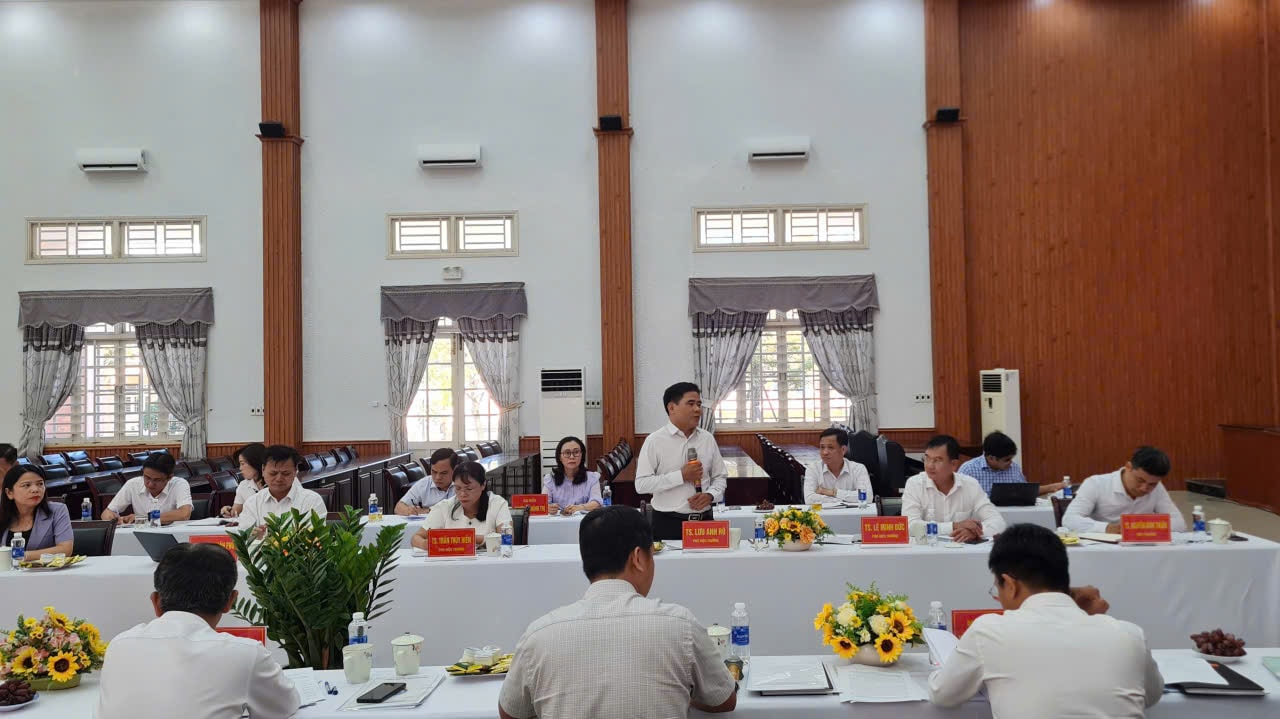 Lãnh đạo Trường Chính trị thành phố tại cơ sở 2 phát biểu tại buổi làm việc. Ảnh: HOÀNG LIÊN